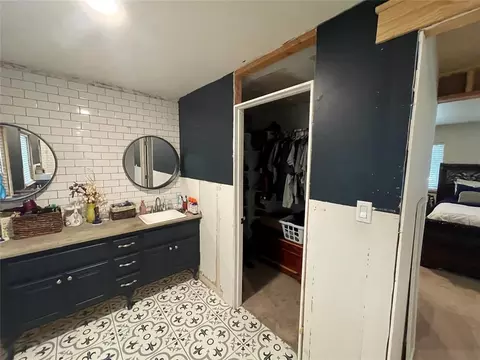 Bath - 513 E Monroe St, Maud, OK 74854 photo 5 of 7
