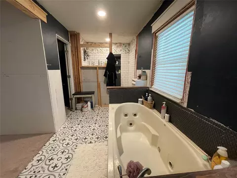 Bath - 513 E Monroe St, Maud, OK 74854 photo 3 of 7
