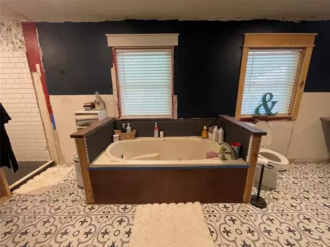 Bath - 513 E Monroe St, Maud, OK 74854 photo 1 of 7