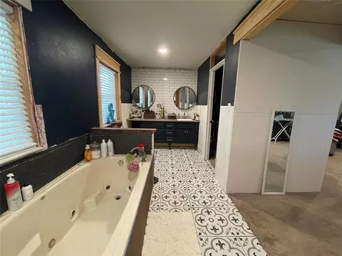 Bath - 513 E Monroe St, Maud, OK 74854 photo 2 of 7