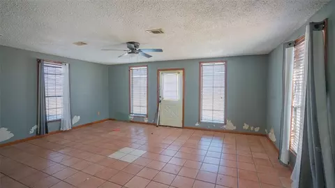 Living - 501 E 141st Pl, Glenpool, OK 74033 photo 4 of 6