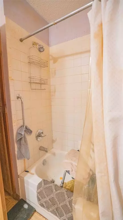 Bath - 501 E 141st Pl, Glenpool, OK 74033 photo 2 of 7