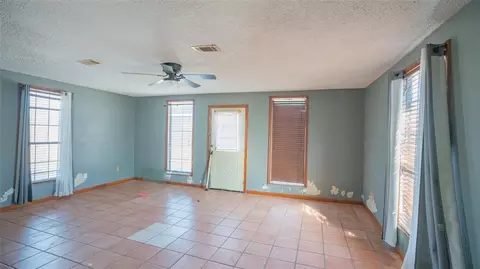 Living - 501 E 141st Pl, Glenpool, OK 74033 photo 3 of 6