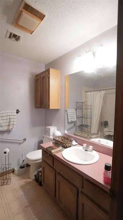 Bath - 501 E 141st Pl, Glenpool, OK 74033 photo 1 of 7
