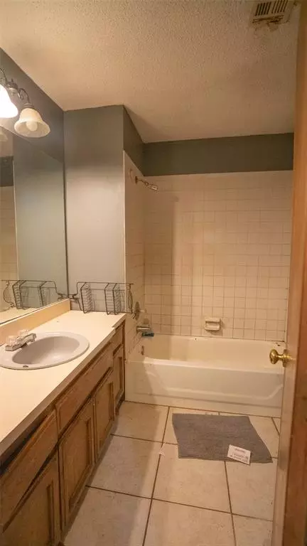 Bath - 501 E 141st Pl, Glenpool, OK 74033 photo 3 of 7
