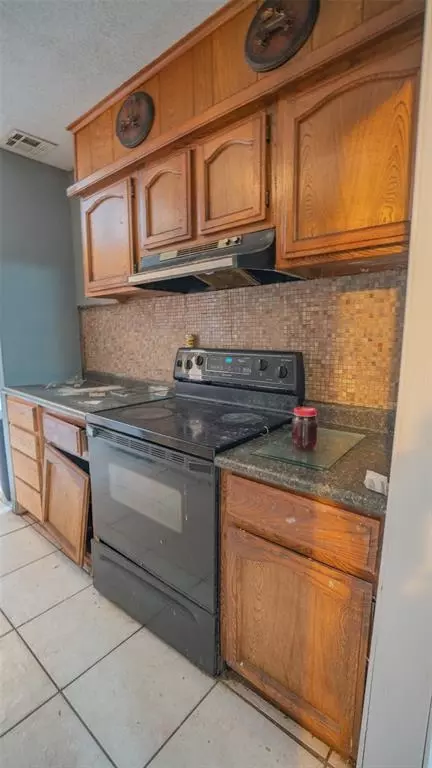 Kitchen - 501 E 141st Pl, Glenpool, OK 74033 photo 3 of 3