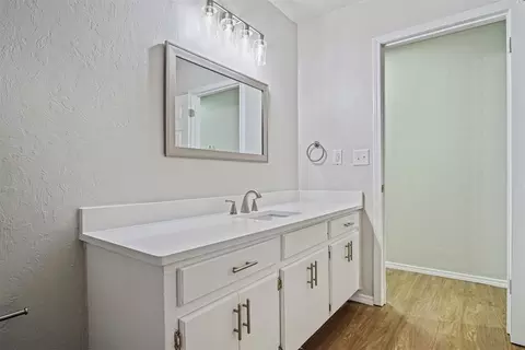 Bath - 1801 Comanche Rd, Norman, OK 73026 photo 2 of 3