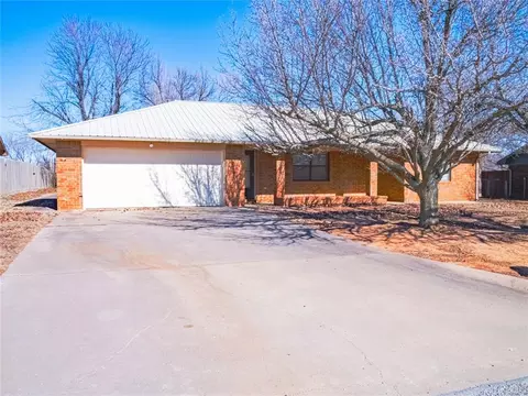 311 Crestview Dr, Elgin, OK 73538