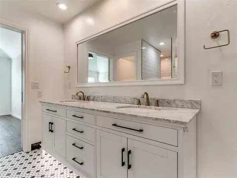 Bath - 1601 Hazelhurst, Edmond, OK 73013 photo 2 of 9