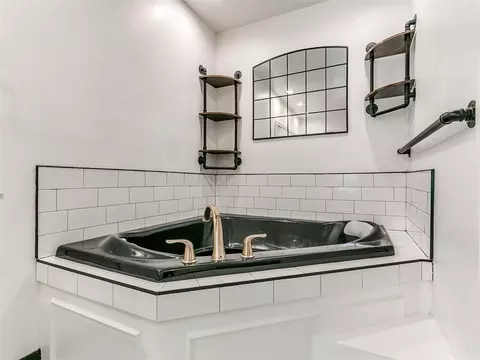 Bath - 1601 Hazelhurst, Edmond, OK 73013 photo 4 of 9