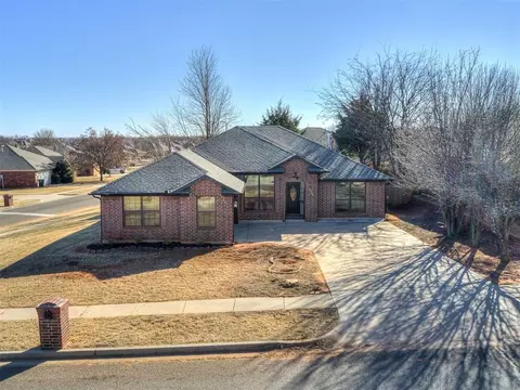 2304 SE 5th St, Moore, OK 73160