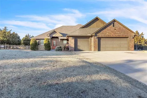 879 Crooked Oak Cir, Guthrie, OK 73044