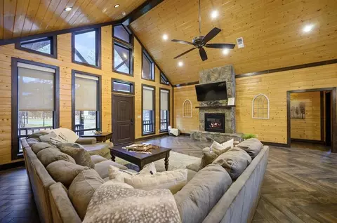 Living - 94 Willow Bend Rd, Broken Bow, OK 74728 photo 1 of 2
