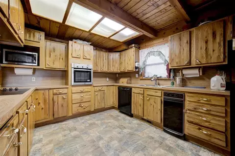Kitchen - 10 Timber Oaks Rd, Mcloud, OK 74851 photo 3 of 8