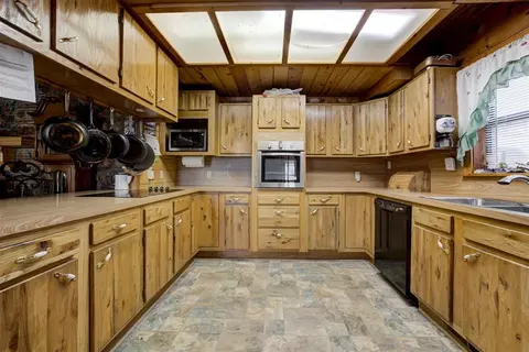 Kitchen - 10 Timber Oaks Rd, Mcloud, OK 74851 photo 4 of 8