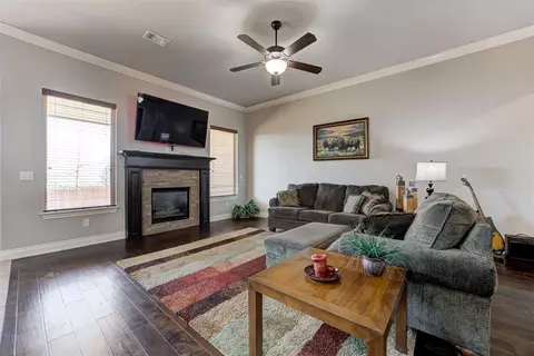 Living - 5009 Champlain Pl, Edmond, OK 73025 photo 2 of 3