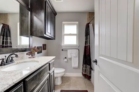 Bath - 5009 Champlain Pl, Edmond, OK 73025 photo 4 of 6