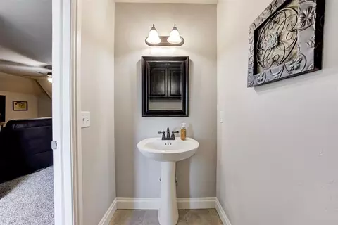 Bath - 5009 Champlain Pl, Edmond, OK 73025 photo 6 of 6