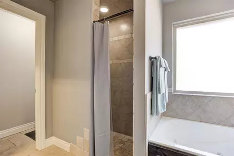 Bath - 5009 Champlain Pl, Edmond, OK 73025 photo 3 of 6