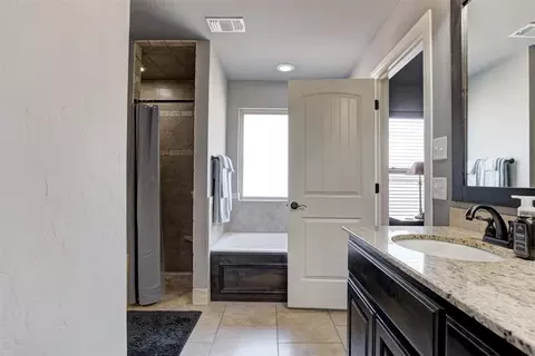Bath - 5009 Champlain Pl, Edmond, OK 73025 photo 2 of 6