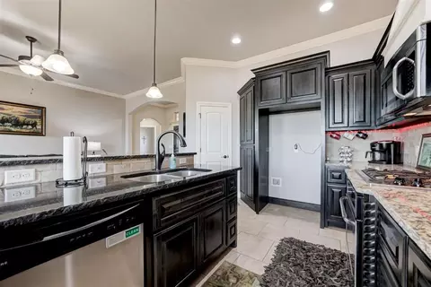 Kitchen - 5009 Champlain Pl, Edmond, OK 73025 photo 4 of 6