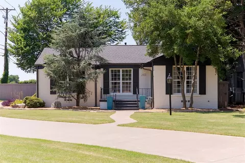 2017 Huntington Ave, Nichols Hills, OK 73116