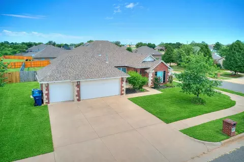 9809 SW 33rd St, Yukon, OK 73099