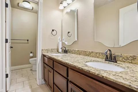 Bath - 912 Stephanie Ln, Altus, OK 73521 photo 5 of 5