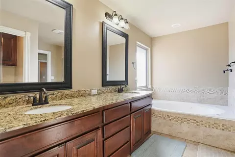 Bath - 912 Stephanie Ln, Altus, OK 73521 photo 2 of 5