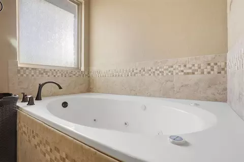 Bath - 912 Stephanie Ln, Altus, OK 73521 photo 3 of 5