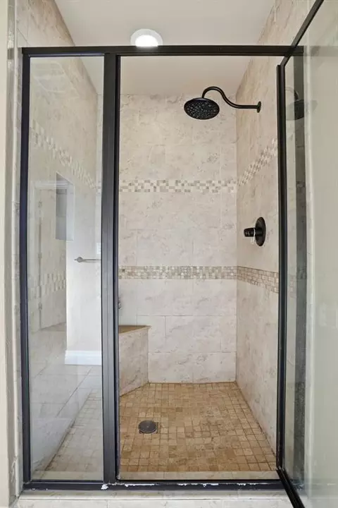 Bath - 912 Stephanie Ln, Altus, OK 73521 photo 4 of 5