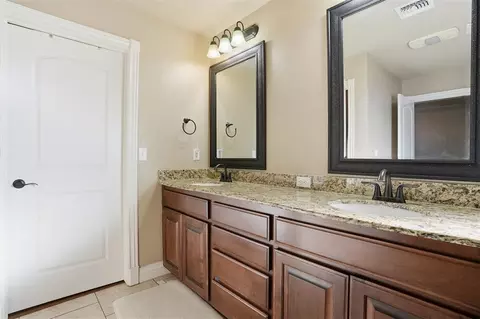 Bath - 912 Stephanie Ln, Altus, OK 73521 photo 1 of 5