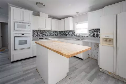 Kitchen - 1817 County Road 1251, Tuttle, OK 73089 photo 2 of 3