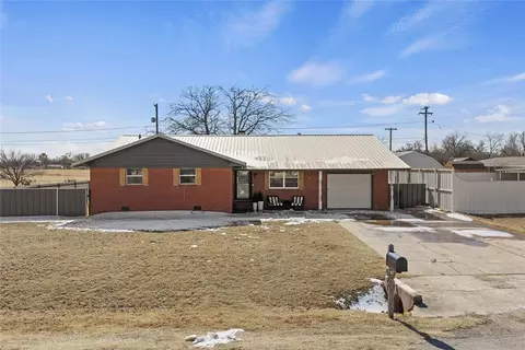 521 E Florida Ave, Waurika, OK 73573