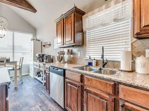 Kitchen - 20575 Frontier Ave, Harrah, OK 73045 photo 4 of 6