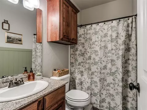 Bath - 20575 Frontier Ave, Harrah, OK 73045 photo 4 of 5