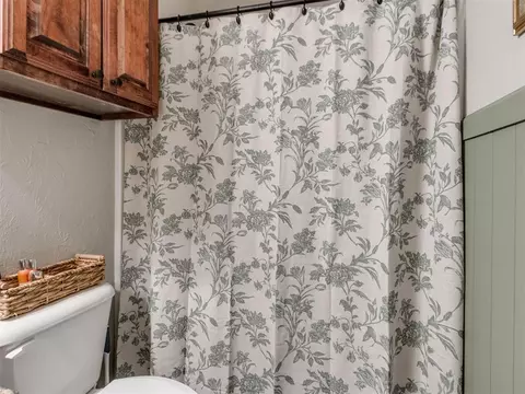 Bath - 20575 Frontier Ave, Harrah, OK 73045 photo 5 of 5