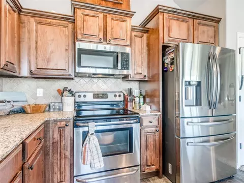 Kitchen - 20575 Frontier Ave, Harrah, OK 73045 photo 5 of 6