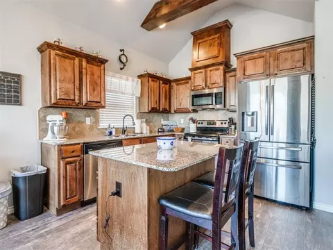 Kitchen - 20575 Frontier Ave, Harrah, OK 73045 photo 2 of 6