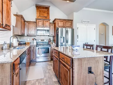 Kitchen - 20575 Frontier Ave, Harrah, OK 73045 photo 6 of 6