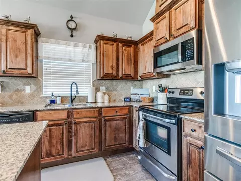 Kitchen - 20575 Frontier Ave, Harrah, OK 73045 photo 1 of 6