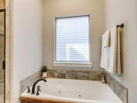 Bath - 20575 Frontier Ave, Harrah, OK 73045 photo 2 of 5
