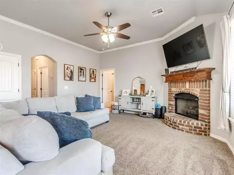 Living - 20575 Frontier Ave, Harrah, OK 73045 photo 2 of 4