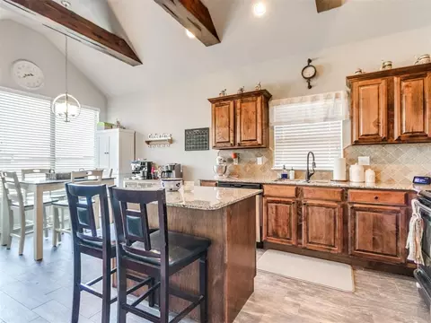Kitchen - 20575 Frontier Ave, Harrah, OK 73045 photo 3 of 6
