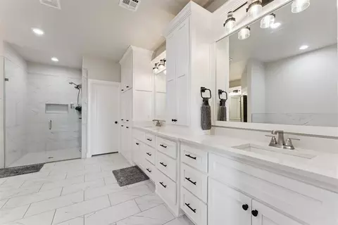 Bath - 1148 Colonial Ave, Tuttle, OK 73089 photo 1 of 7