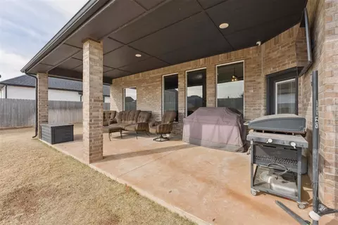 Exterior - 1148 Colonial Ave, Tuttle, OK 73089 photo 5 of 9