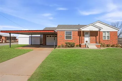 101 Memorial Dr, Mangum, OK 73554