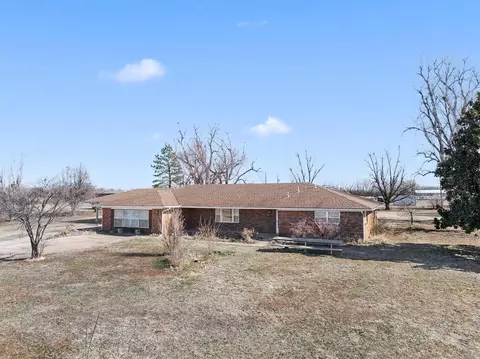 806 S Pine St, Crescent, OK 73028
