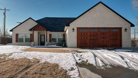 221 Spruce St, Hinton, OK 73047