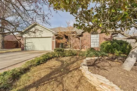717 Gyrfalcon Dr, Norman, OK 73072